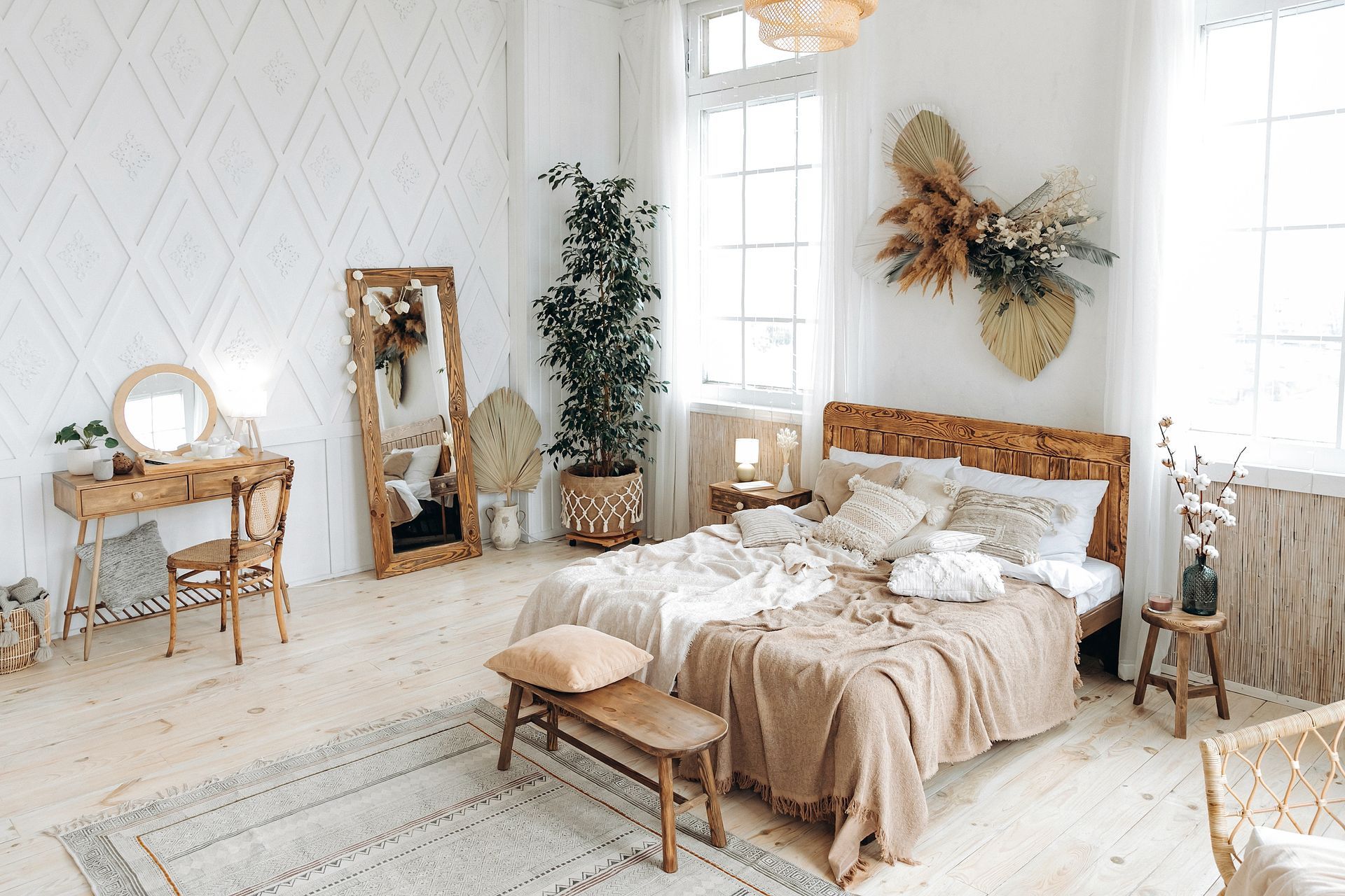 Großes Schlafzimmer mit Bett