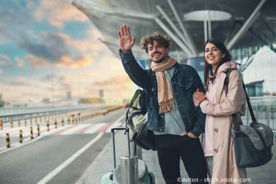 Zwei Personen warten auf ihr Taxi