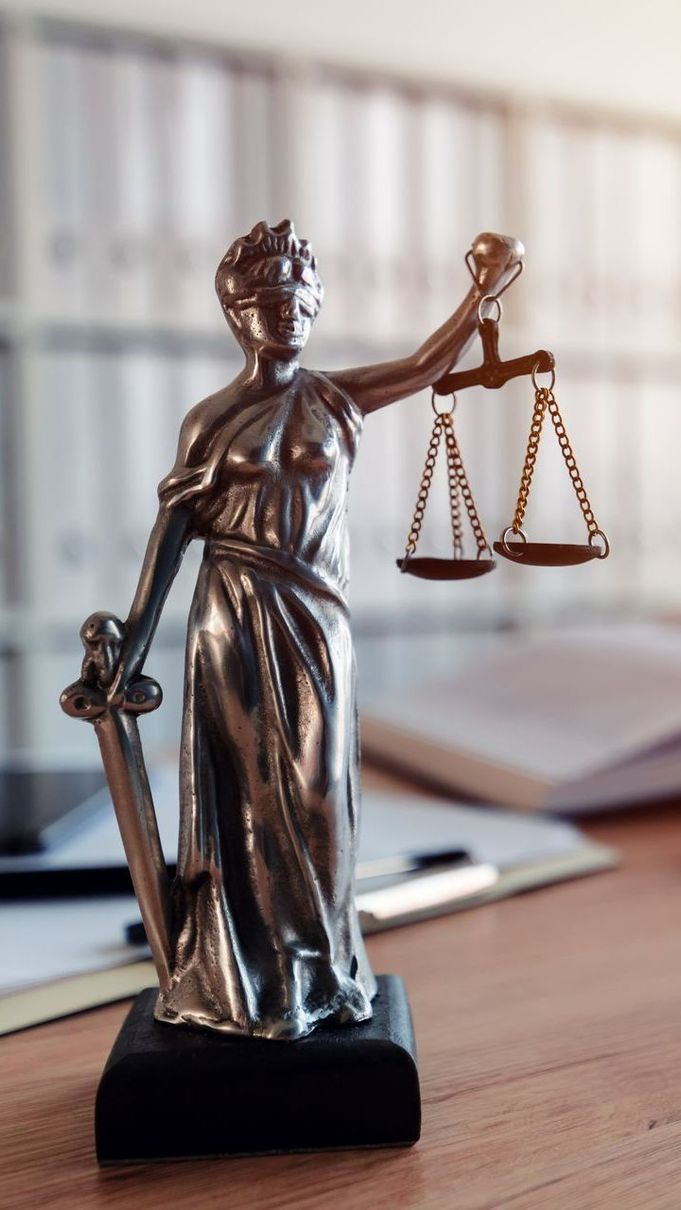 Marteau de juge et balance de la justice