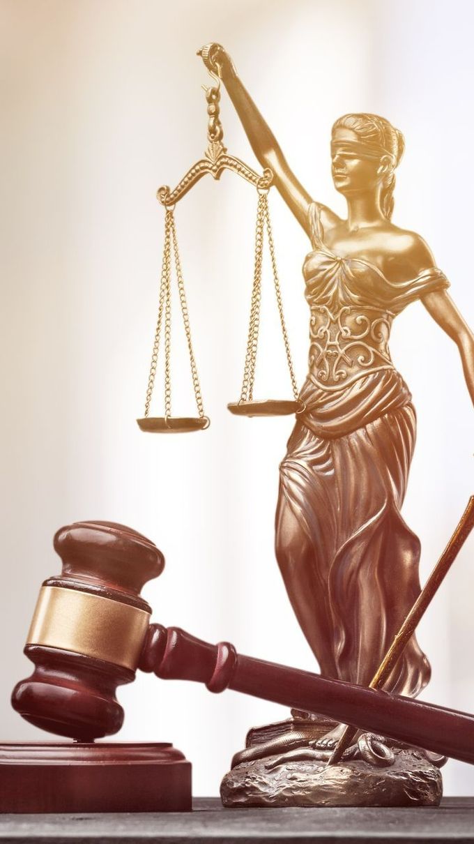 Marteau de juge et balance de la justice