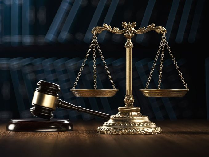 Marteau de juge et balance de la justice