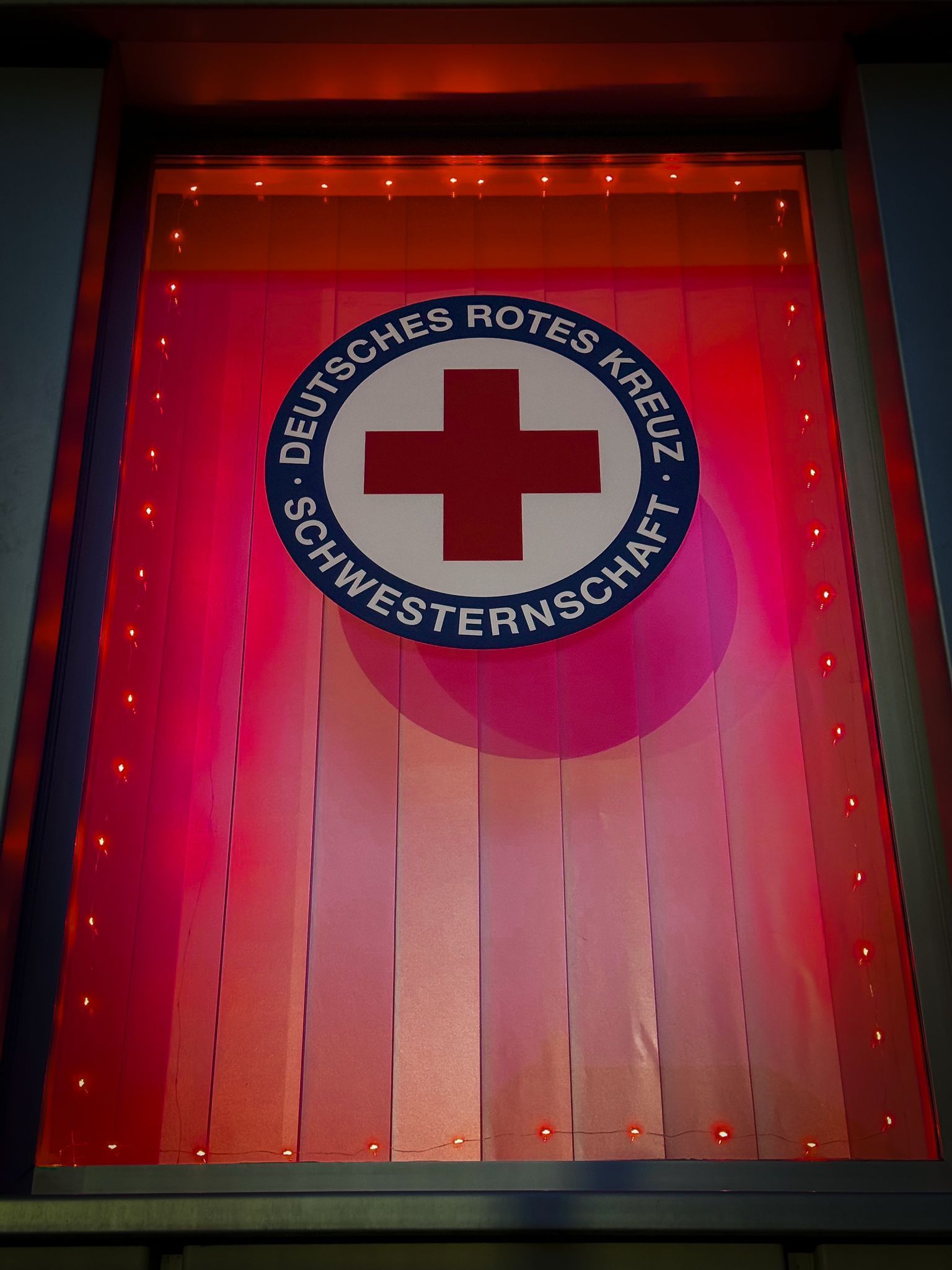 Fenster mit roter Beleuchtung