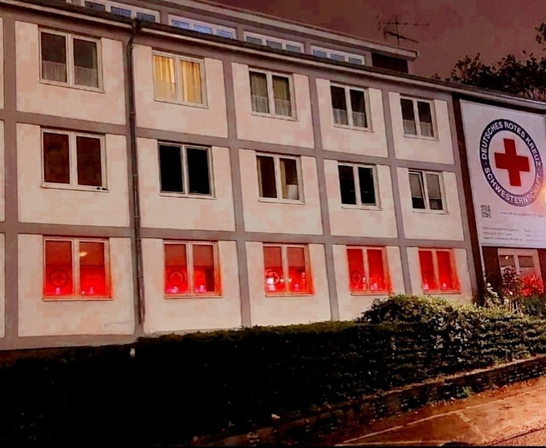 DRK Gebäude mit rot beleuchteten Fenstern