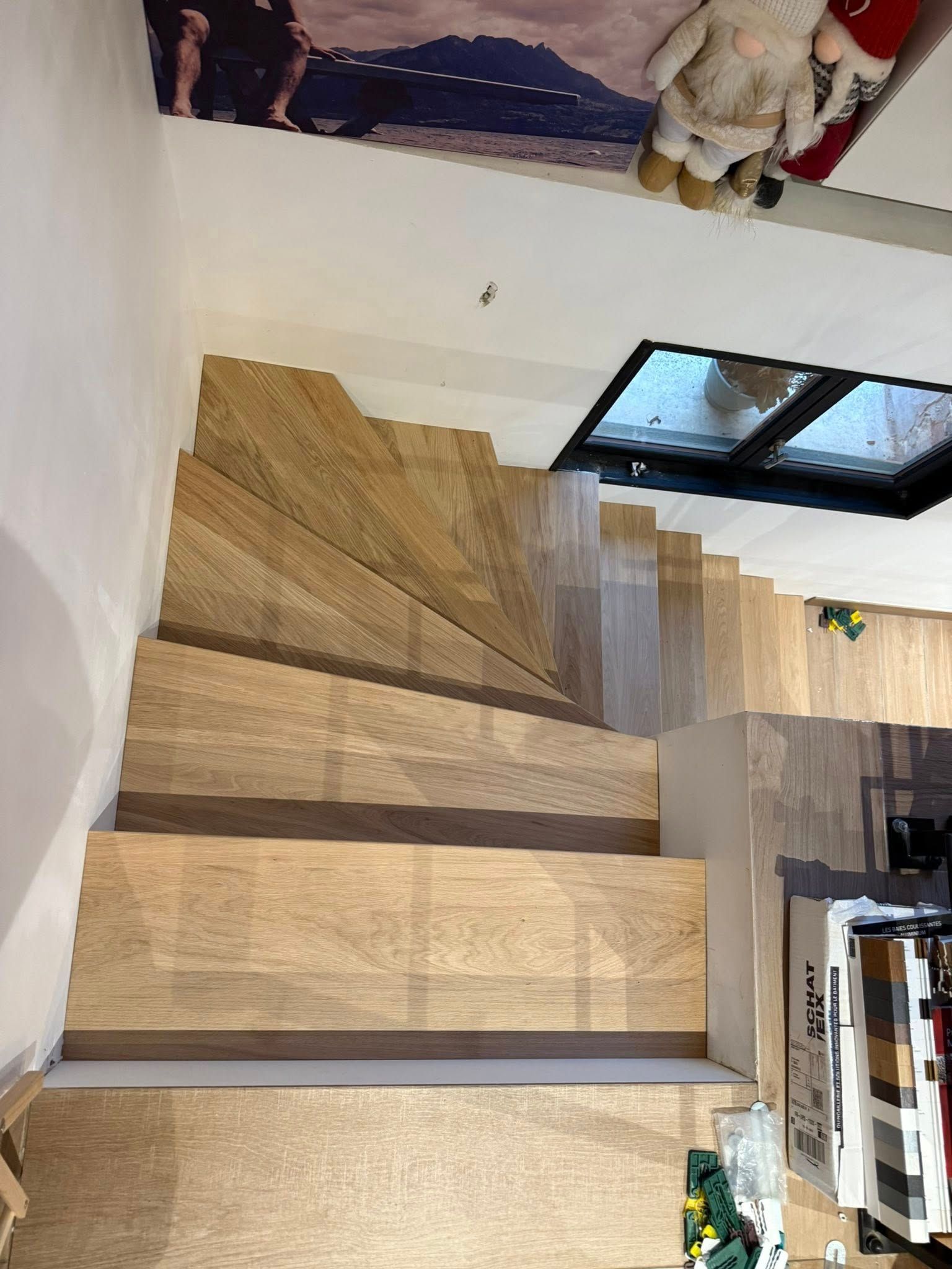 Escalier en bois à marches obliques, menant vers le haut.