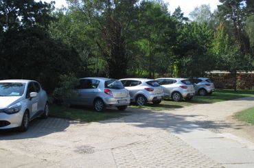 alter Mann grinst und daneben eine junge Pflegerin