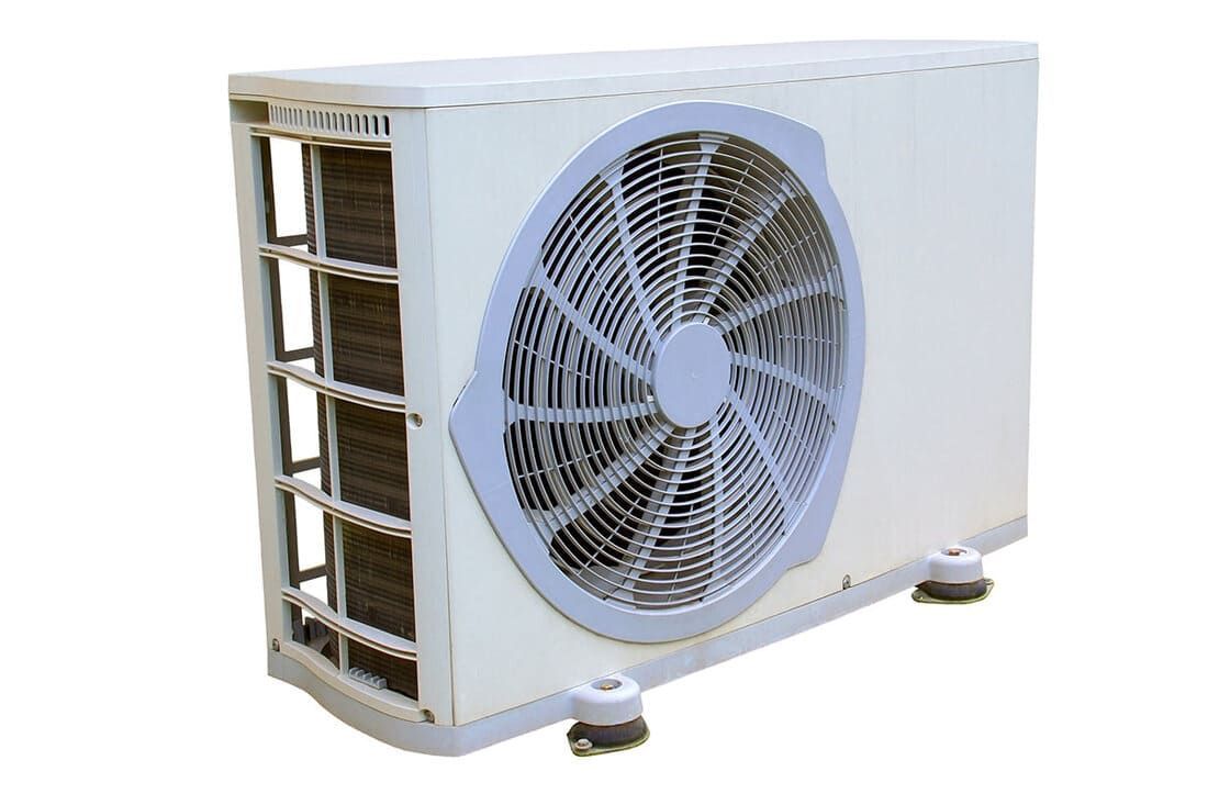 Unité de climatisation extérieure avec ventilateur. Blanche, de forme cubique, avec grille de protection sur la gauche.