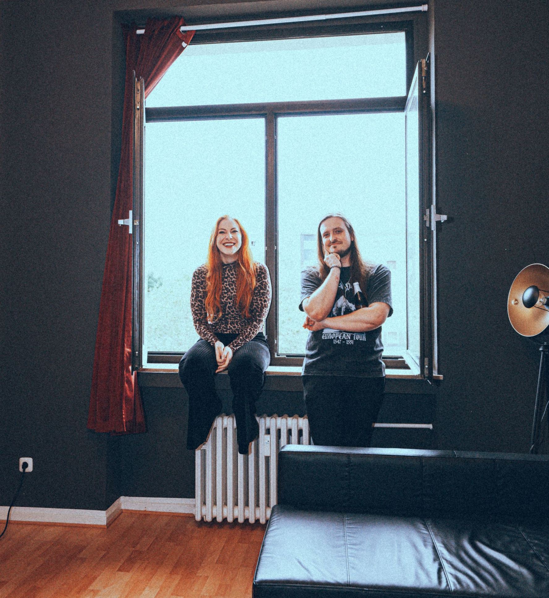 Max und Julia, die Gründer der Rock City Apartments, sitzen lächelnd im Café Nord in Essen
