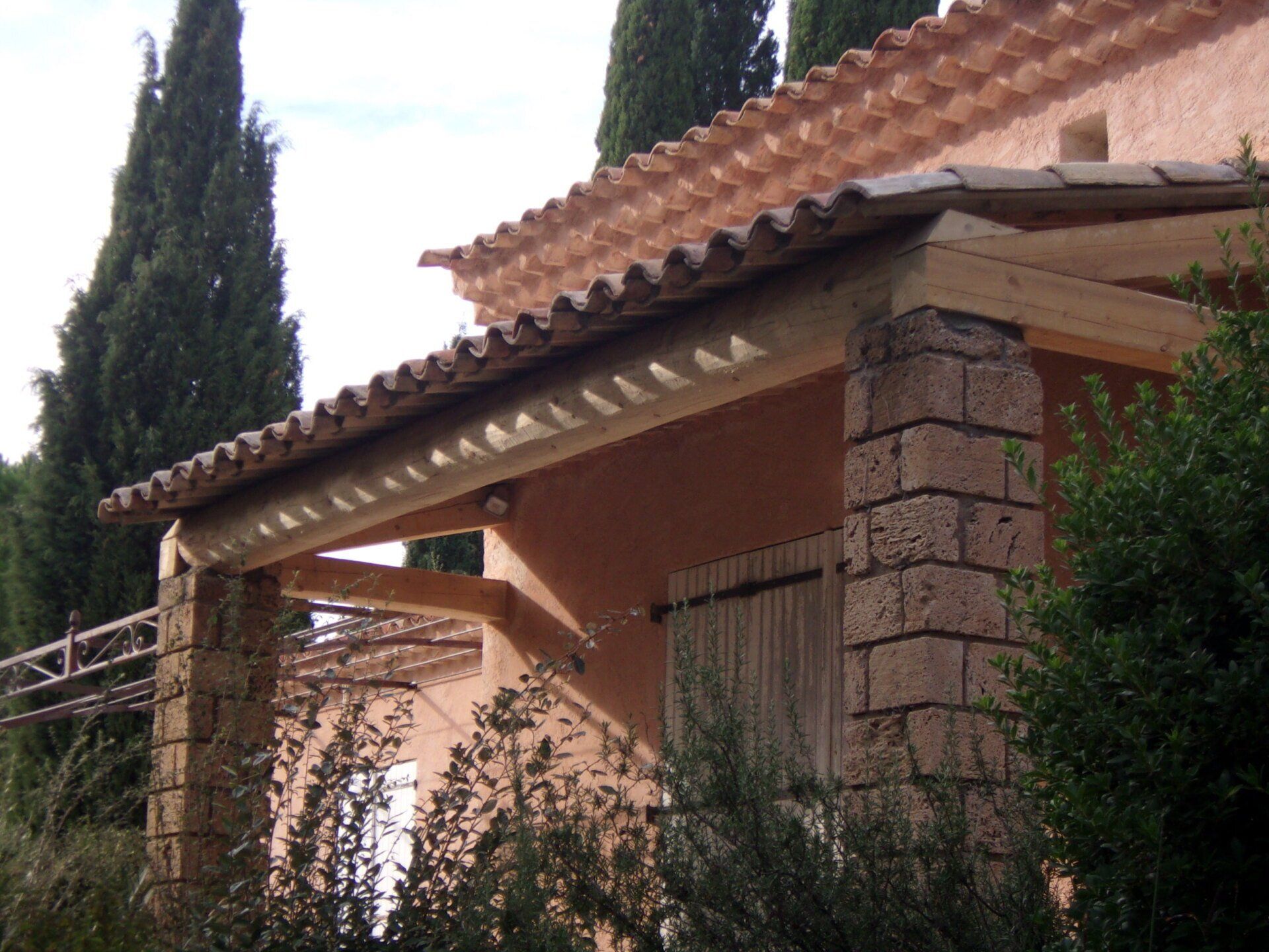 Mise en place d'un auvent - aménagement extérieur