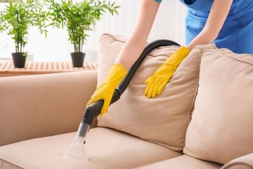 CleanLeben 93, Tsanev – Putzkraft reinigt ein Sofa