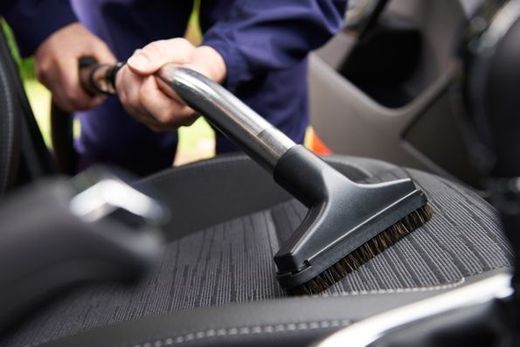 CleanLeben 93, Tsanev – Putzkraft reinigt einen Autositz