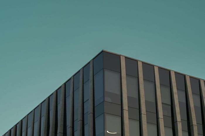 Un edificio alto con un cielo azul al fondo.