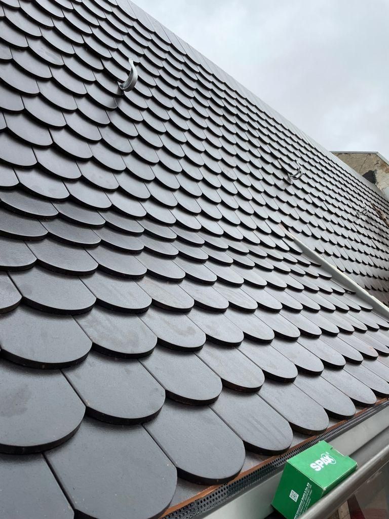 Eine Nahaufnahme eines Daches mit vielen Schindeln darauf.