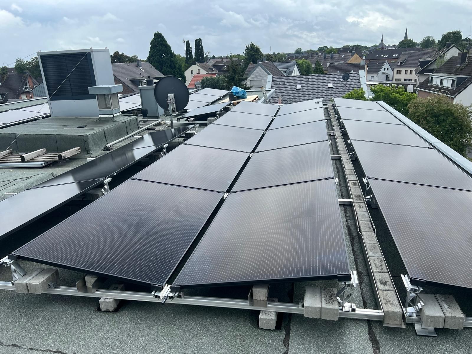 Ein Dach mit vielen Sonnenkollektoren darauf