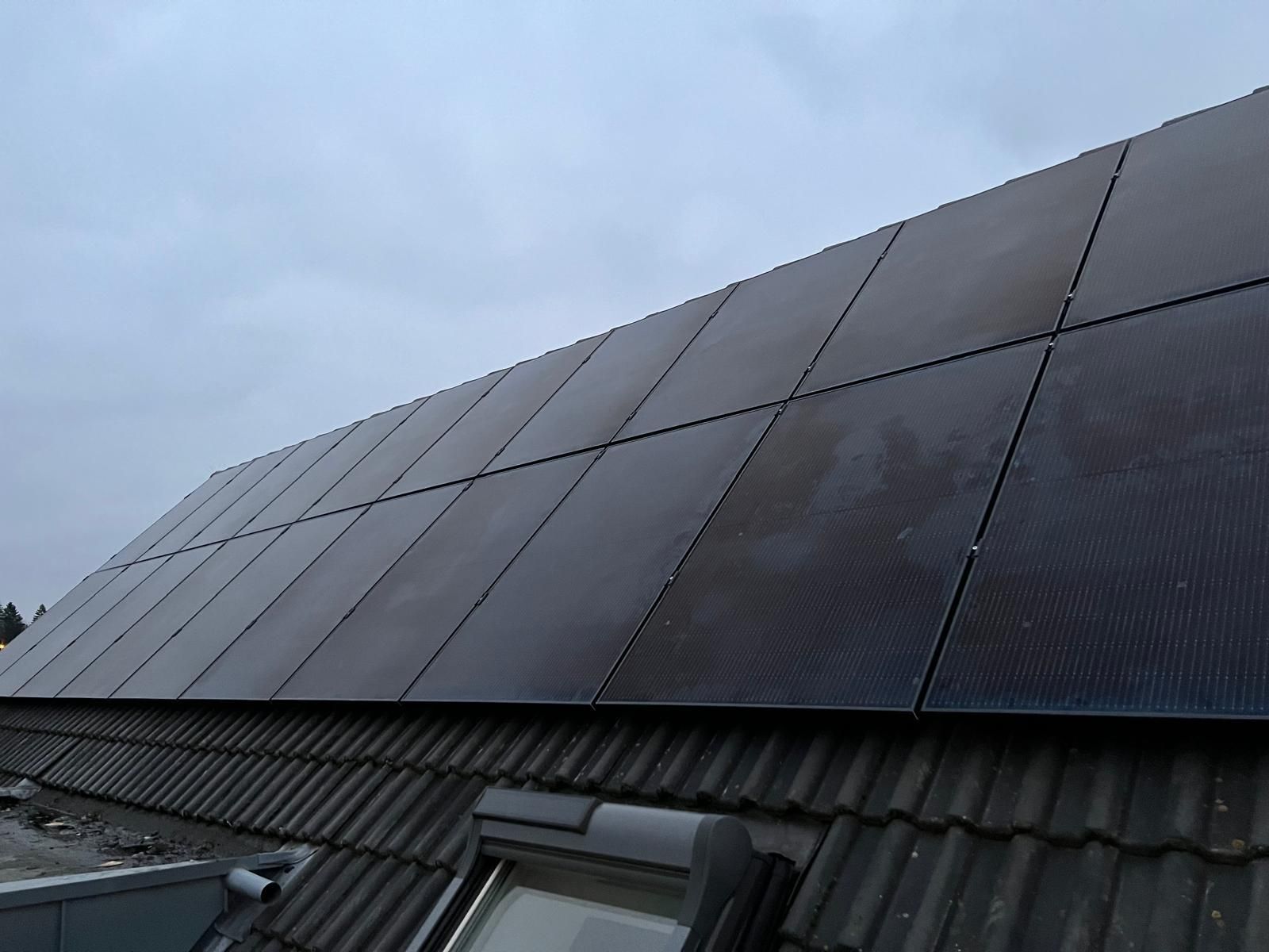 Ein Dach mit vielen Sonnenkollektoren darauf