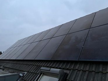 Ein Dach mit vielen Sonnenkollektoren darauf