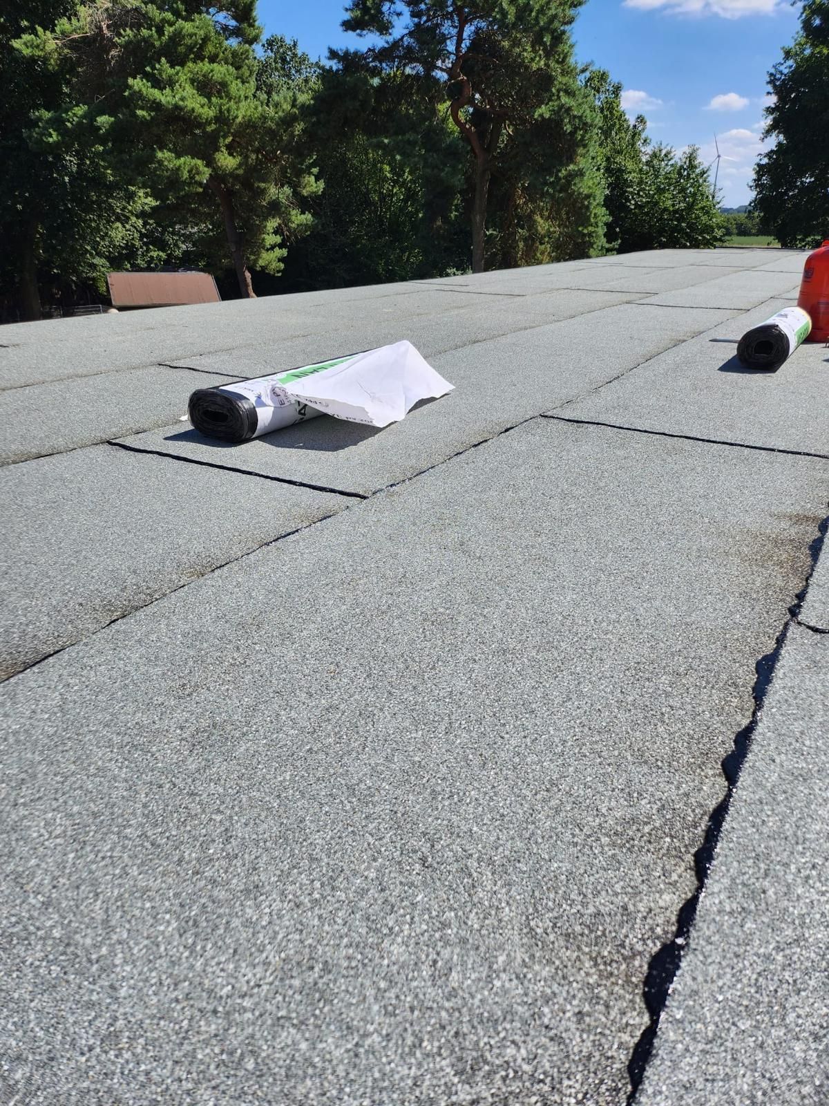 Eine Rolle Toilettenpapier liegt auf einem Dach.