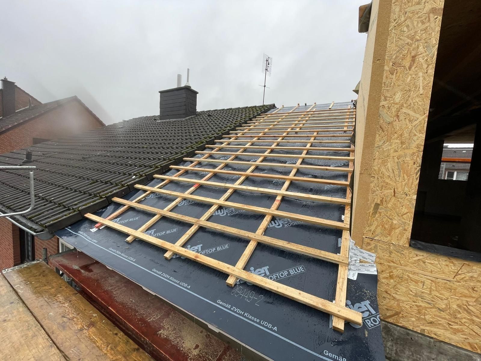 Es wird ein Dach mit einem Holzrahmen gebaut.