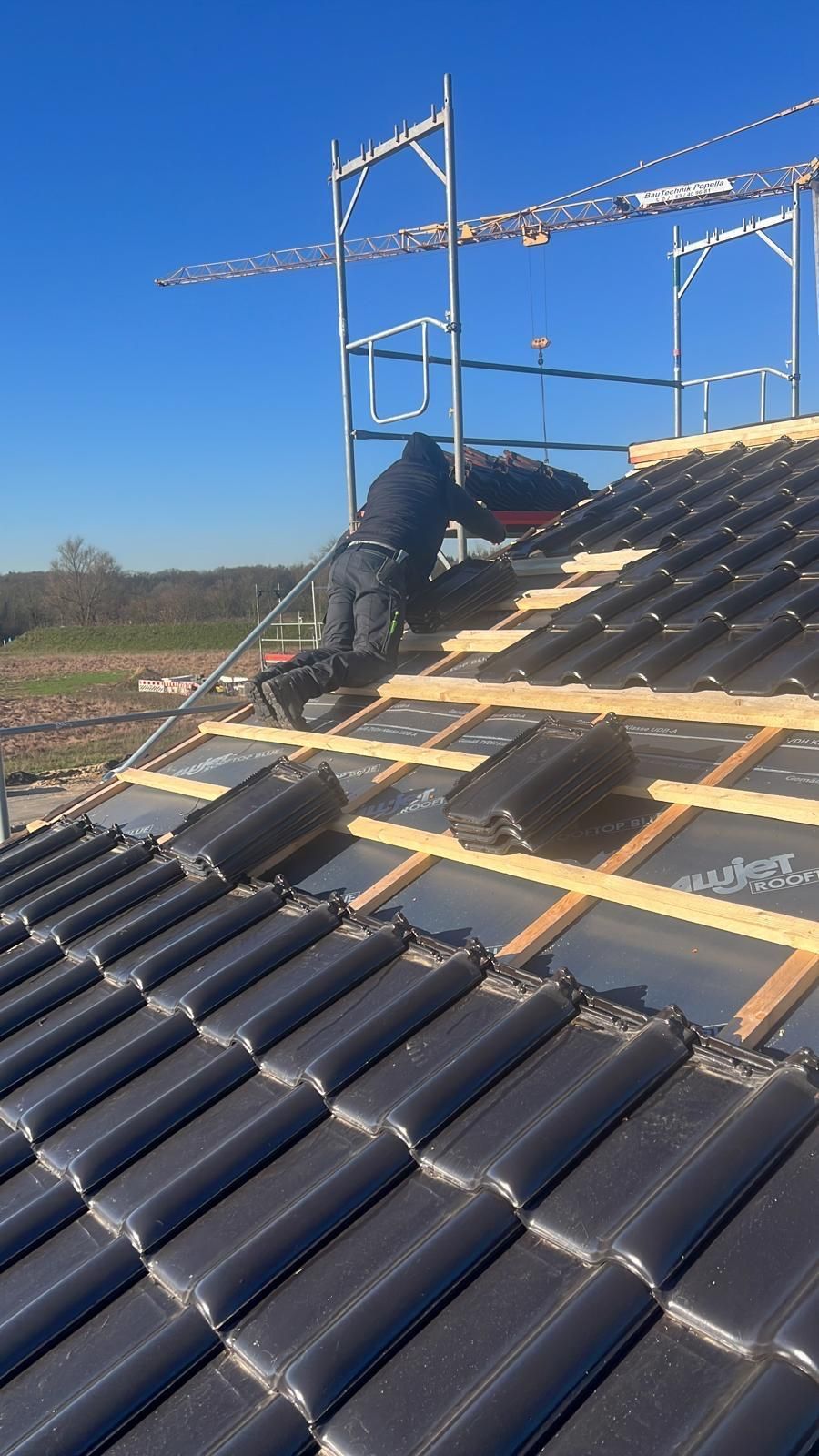 Ein Mann arbeitet auf dem Dach eines Gebäudes.