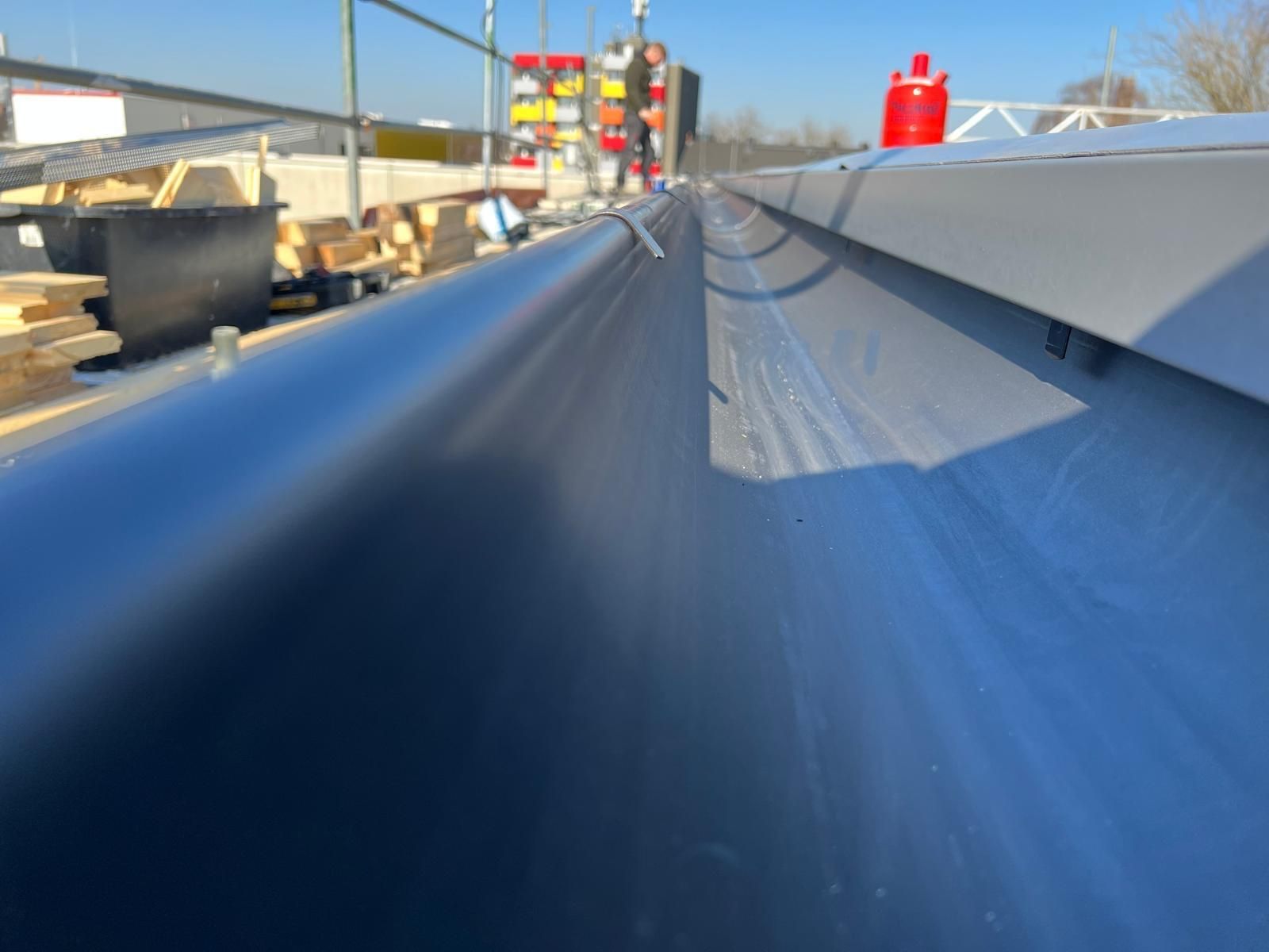 Eine Nahaufnahme einer Dachrinne an einem im Bau befindlichen Gebäude