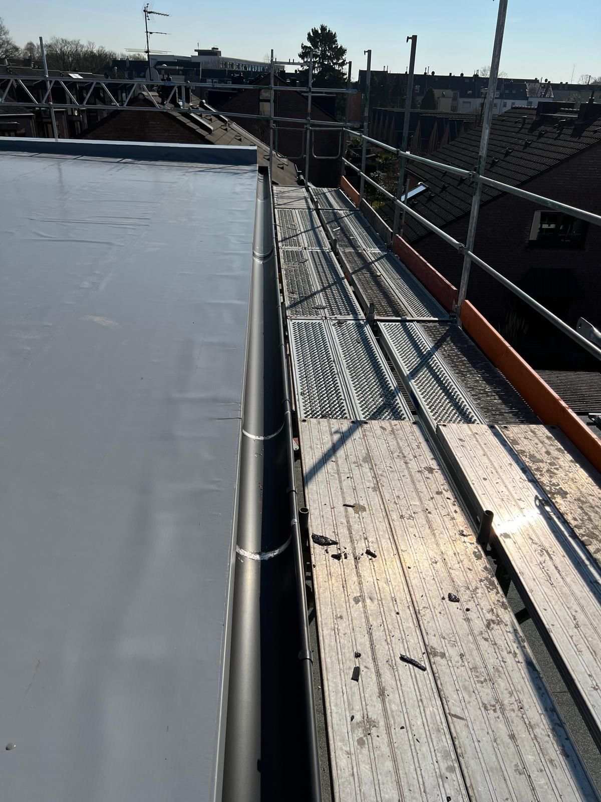 Ein Dach mit Dachrinne und Gerüst darauf