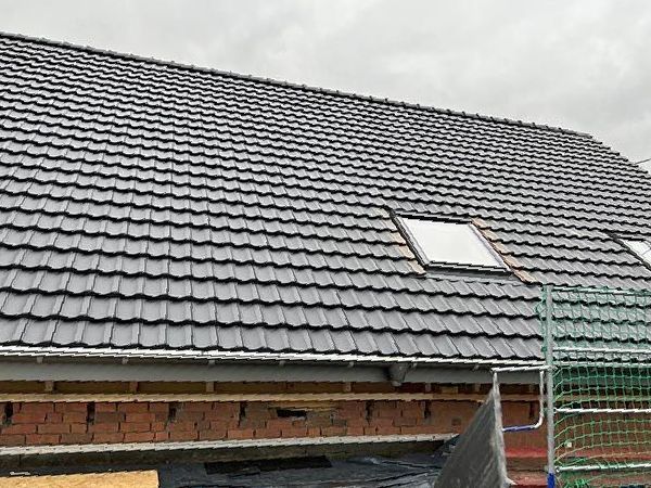 Es wird ein Dach mit Oberlicht gebaut.