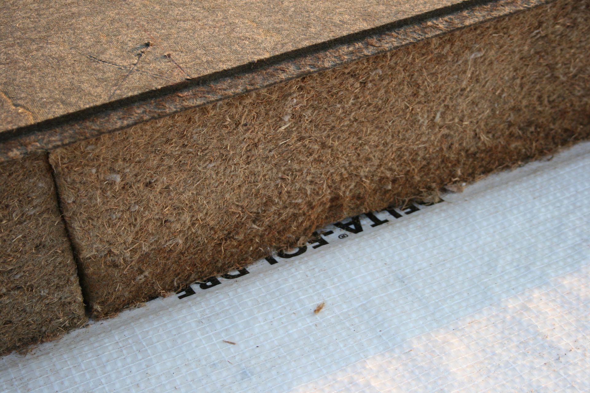 Gros plan sur les matériaux de construction : fibre de bois en méthode sarking.