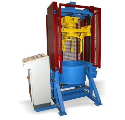 Máquina industrial con base azul, estructura roja, mecanismo de mezcla amarillo y panel de control blanco.