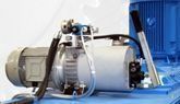 Conjunto de motor y bomba industrial plateados con mangueras azules sobre un bastidor metálico azul.