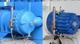 Dos bombas industriales azules una al lado de la otra en un taller, una vista frontal y la otra de perfil.