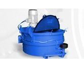 Máquina industrial azul con cuerpo cilíndrico y carcasa superior adjunta sobre un fondo blanco.