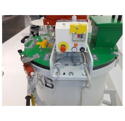 Maquinaria industrial con cinta transportadora verde, caja de control blanca y botón de parada de emergencia rojo.
