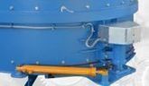 Máquina industrial azul con brazo naranja y caja de sensores blanca acoplada sobre fondo blanco.