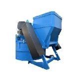 Tolva industrial azul con cinta transportadora y estructura de soporte adjuntas sobre un fondo blanco.