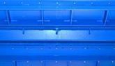 Gradas azules en un estadio vacío bajo luces brillantes
