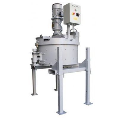 Máquina mezcladora industrial con estructura metálica, tambor cilíndrico y caja de control sobre un fondo blanco.