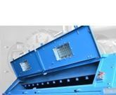 Máquina industrial azul con dos paneles inclinados y pequeñas rejillas de ventilación sobre un fondo blanco.