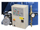 Panel de control industrial con indicadores, botones y tuberías en maquinaria azul.