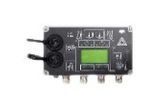 Módulo de control electrónico negro con pantalla, botones y conectores laterales verdes sobre fondo blanco.
