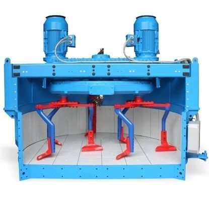 Mezcladora industrial azul con dos motores superiores y paletas giratorias rojas dentro de una cámara metálica.