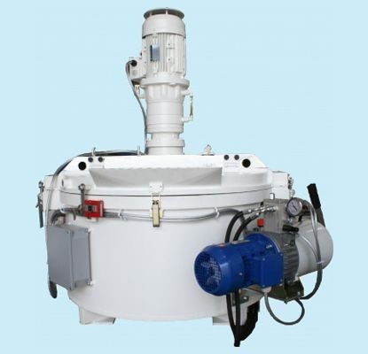 Batidora industrial blanca con motor azul sobre fondo azul claro