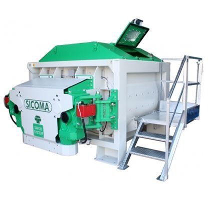 Máquina industrial blanca con parte superior y controles verdes, escaleras laterales, aislada sobre fondo blanco.