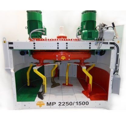 Vista en sección de una máquina industrial con motores verdes y componentes internos rojos, etiquetada como “MP 2250/1500”.