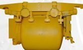 Componente de maquinaria industrial amarillo con pernos y accesorios sobre un fondo blanco.