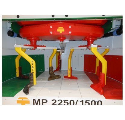Máquina industrial colorida con soportes amarillos y base blanca, etiquetada como “MP 2250/1500”.
