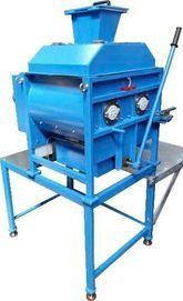 Máquina industrial azul sobre un bastidor metálico con ruedas y controles laterales.