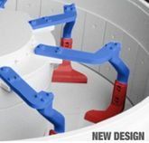 Soportes de pared de plástico azul y rojo en una habitación blanca, con la etiqueta “NUEVO DISEÑO”.
