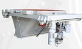 Componente de máquina industrial blanca con brazos metálicos y un motor montado en la parte inferior.