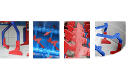 Collage de piezas y estructuras de vías de juguete entrelazadas de color rojo y azul sobre un fondo blanco.