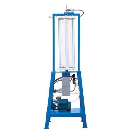 Aparato de laboratorio azul con una columna alta transparente sobre una base de metal y bomba.