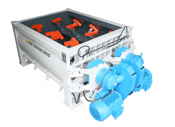 Máquina de cribado vibratorio industrial con soportes internos naranjas y conjuntos de motor azules sobre bastidor blanco.
